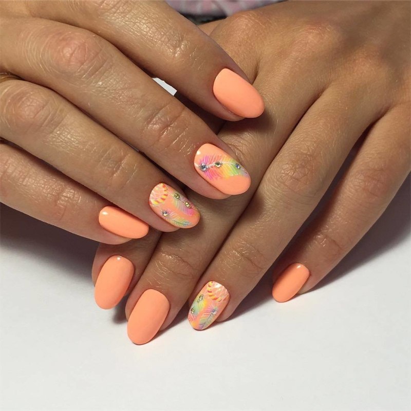Персиковый маникюр