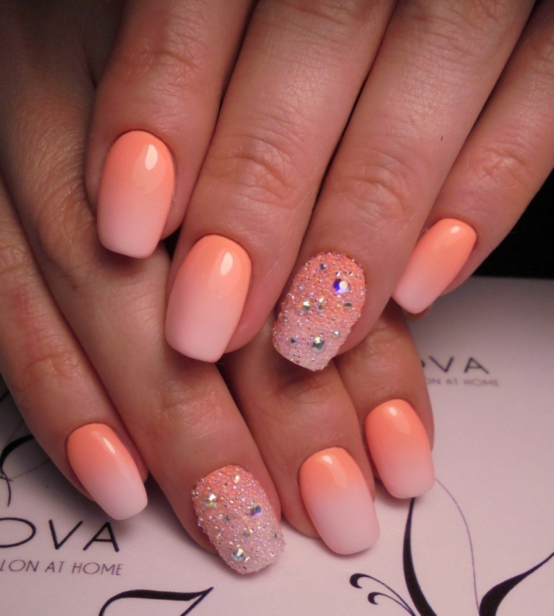 Персиковый маникюр с блестками