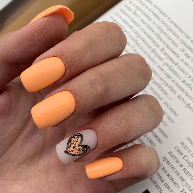 Коралловые ногти со стразами