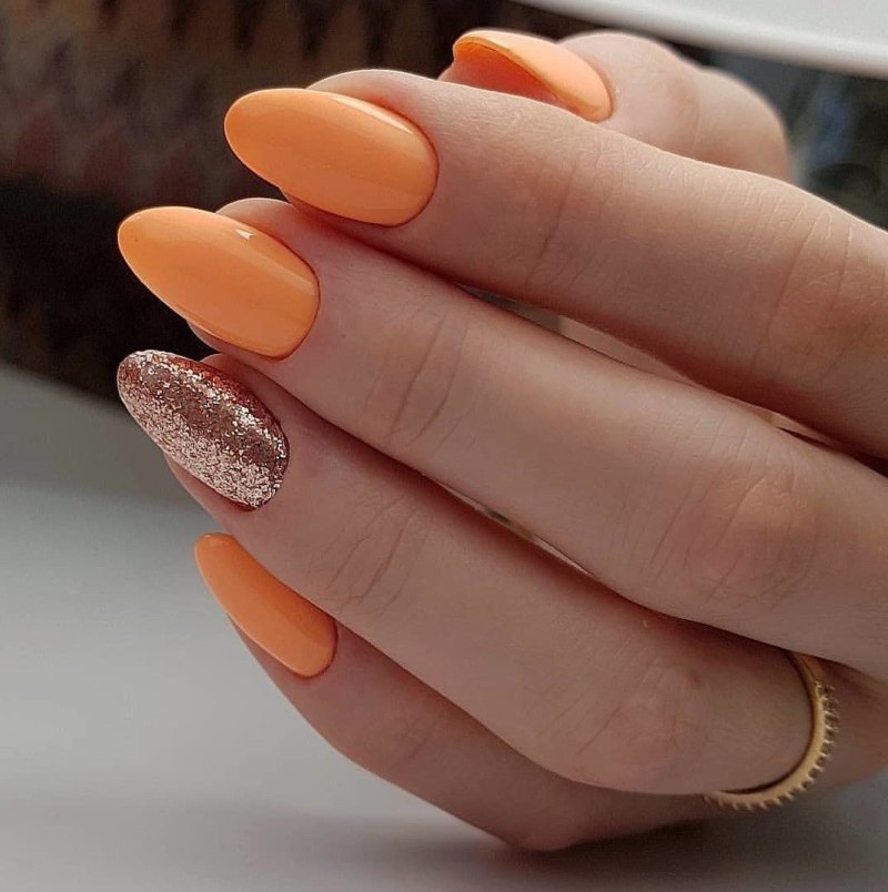 Персиковый маникюр на короткие