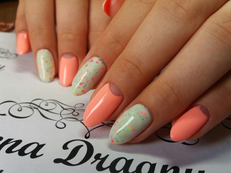 Персиковый маникюр