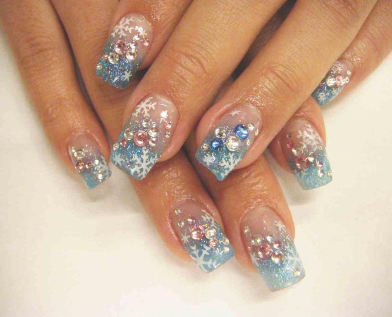 Маникюр со стразами и блестками