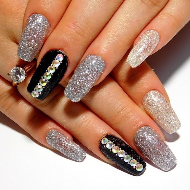 Маникюр френч черный с блестками