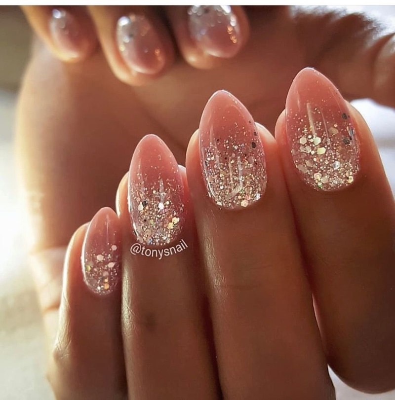 Ногти белые с блестками