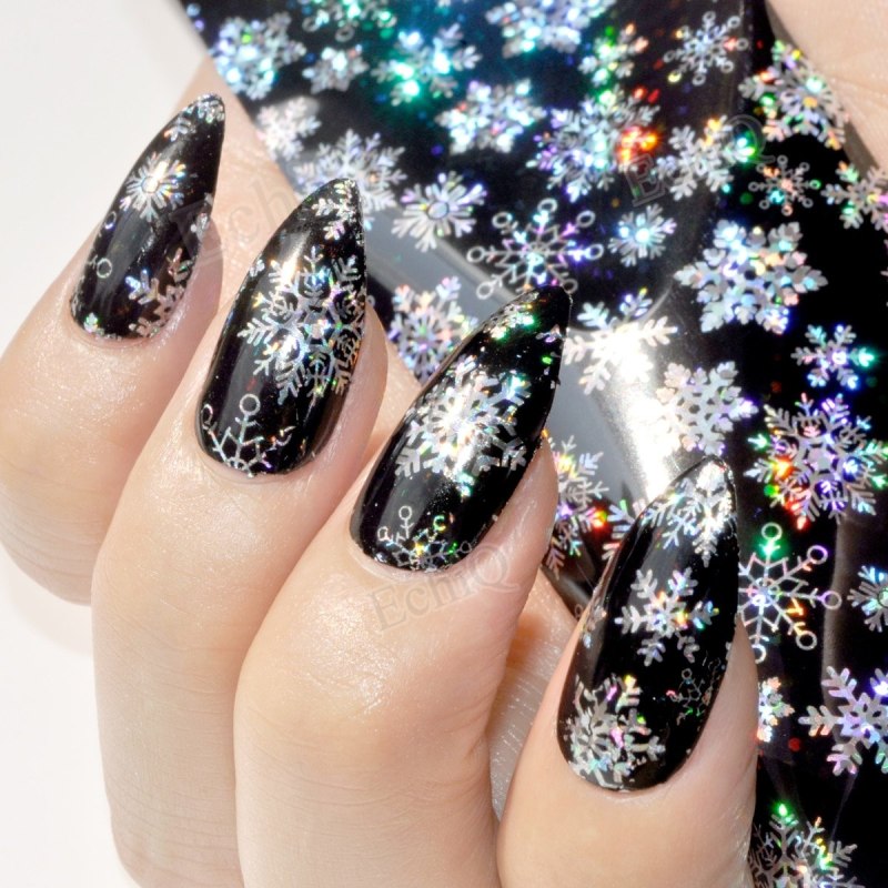 Маникюр со снежинками