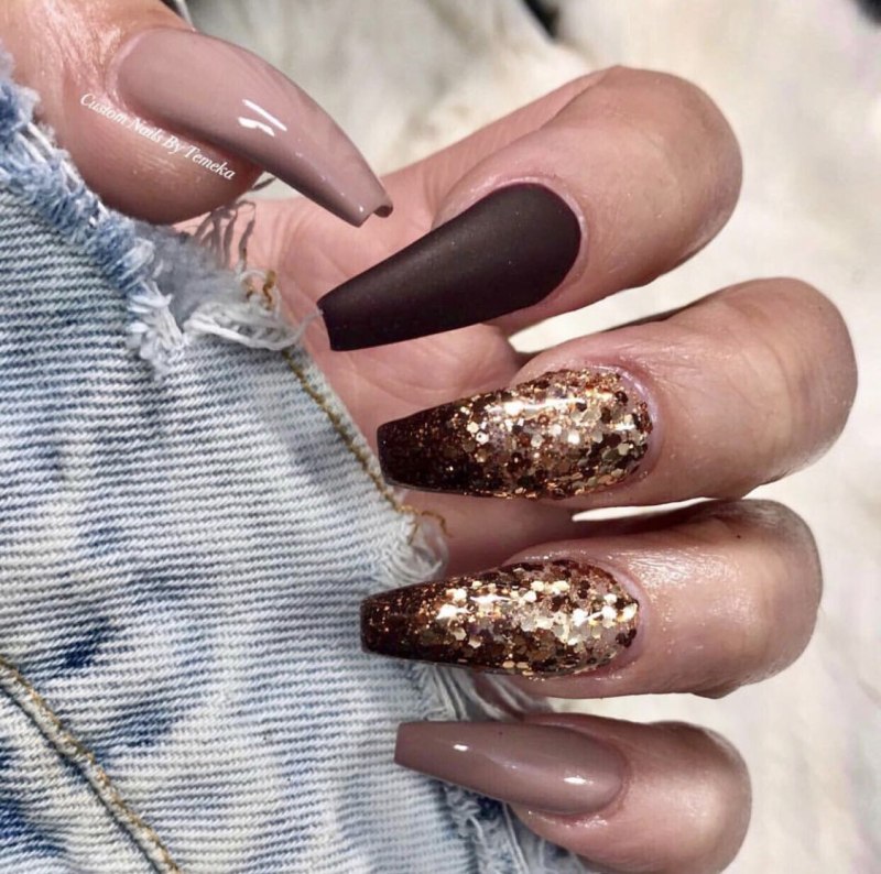 Коричневый маникюр