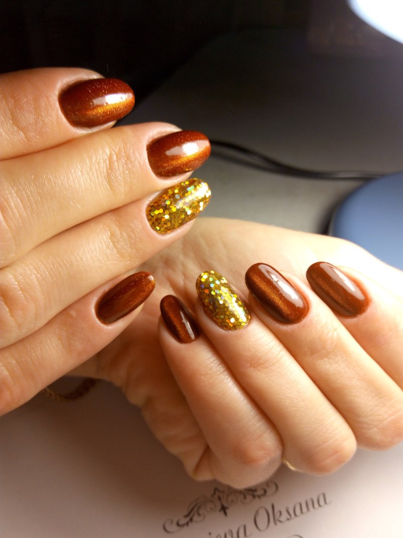 Ногти с золотой втиркой