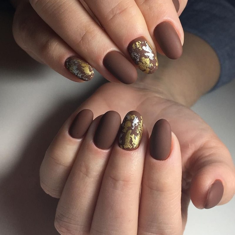 Коричневый маникюр с золотом