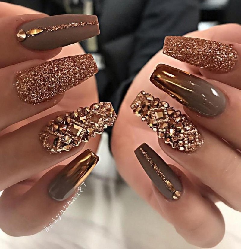 Маникюр коричневый с золотым