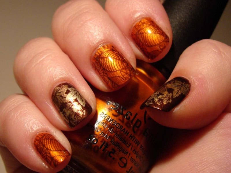 Ногти бежевые с золотом