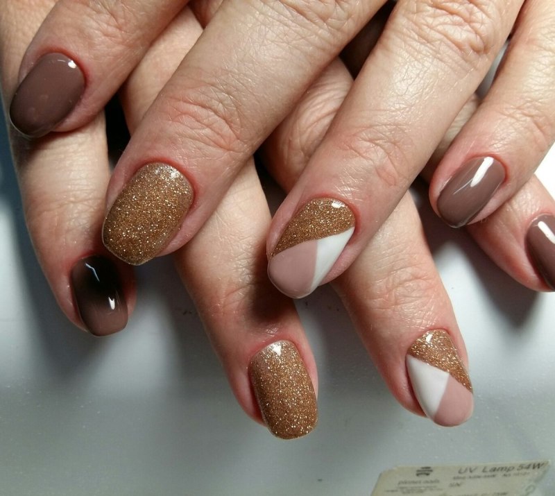 Маникюр коричневый с блестками