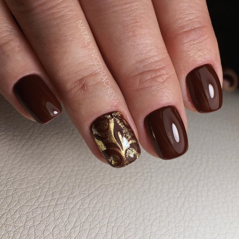Ногти коричневые с блестками