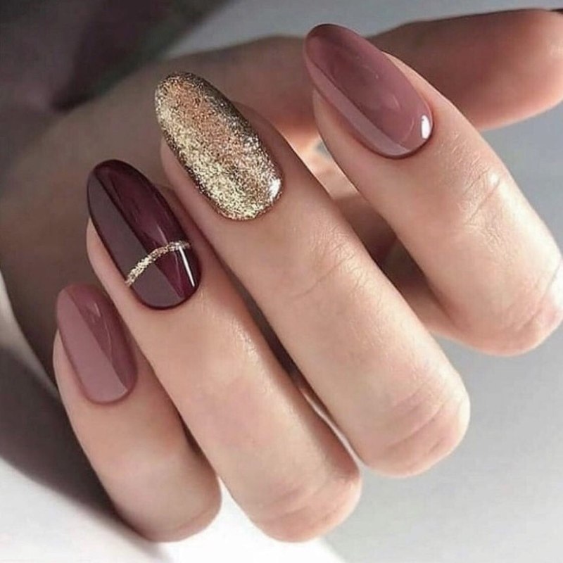 Коричневый маникюр с золотом