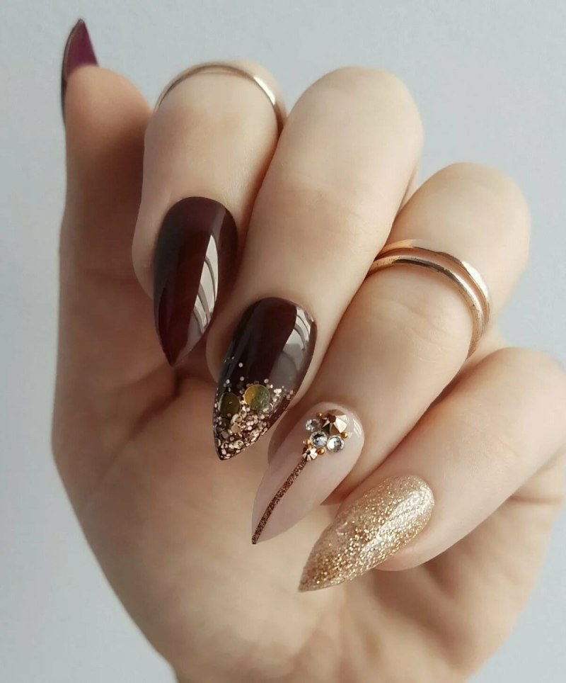 Коричневый маникюр стемпинг золото