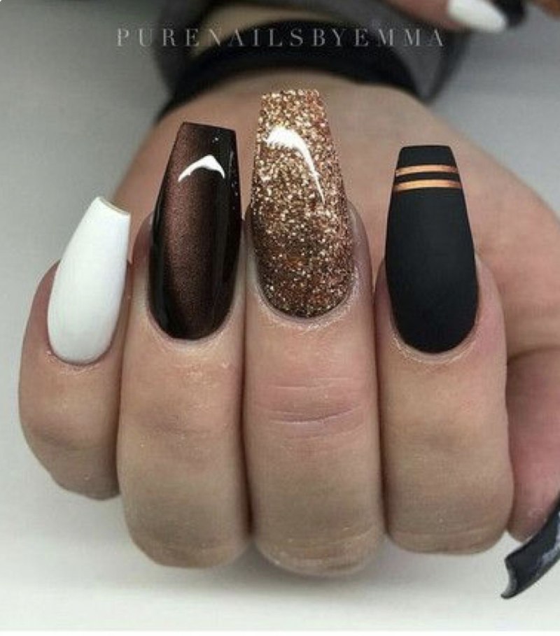 Маникюр коричневый с золотым