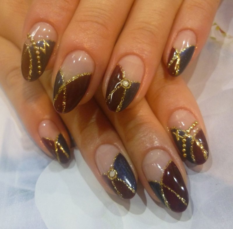 Маникюр бежевый с золотом