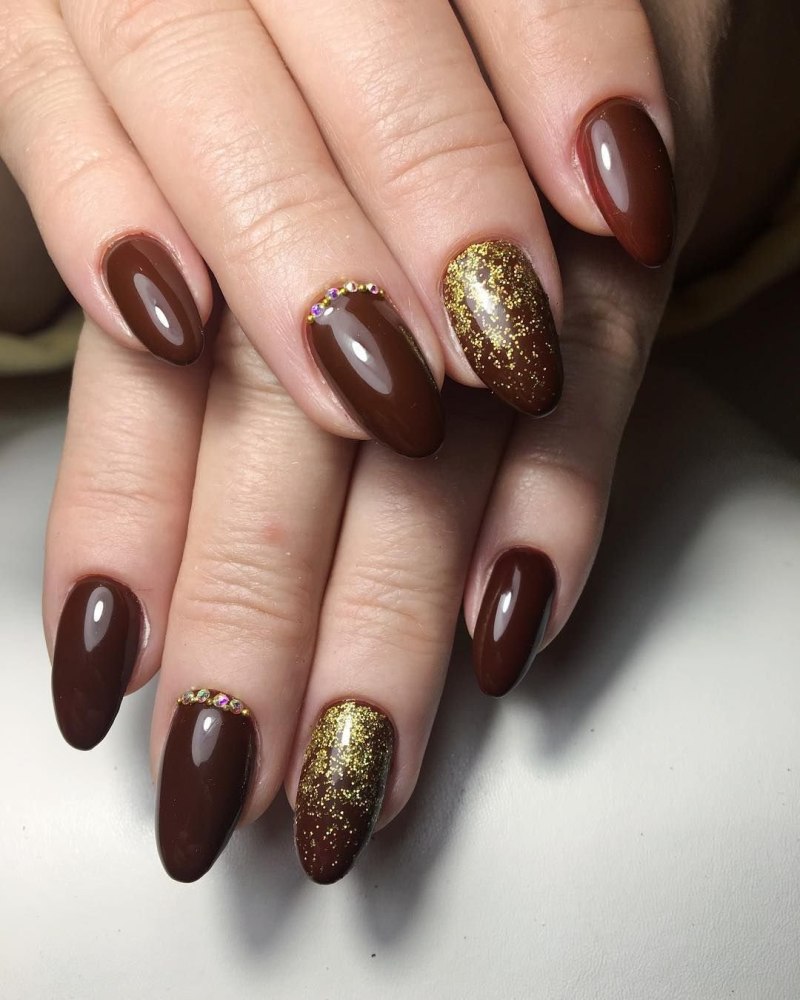 Коричневый маникюр с золотом