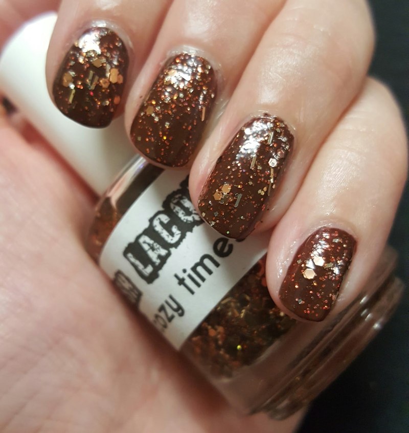 Маникюр коричневый с золотым