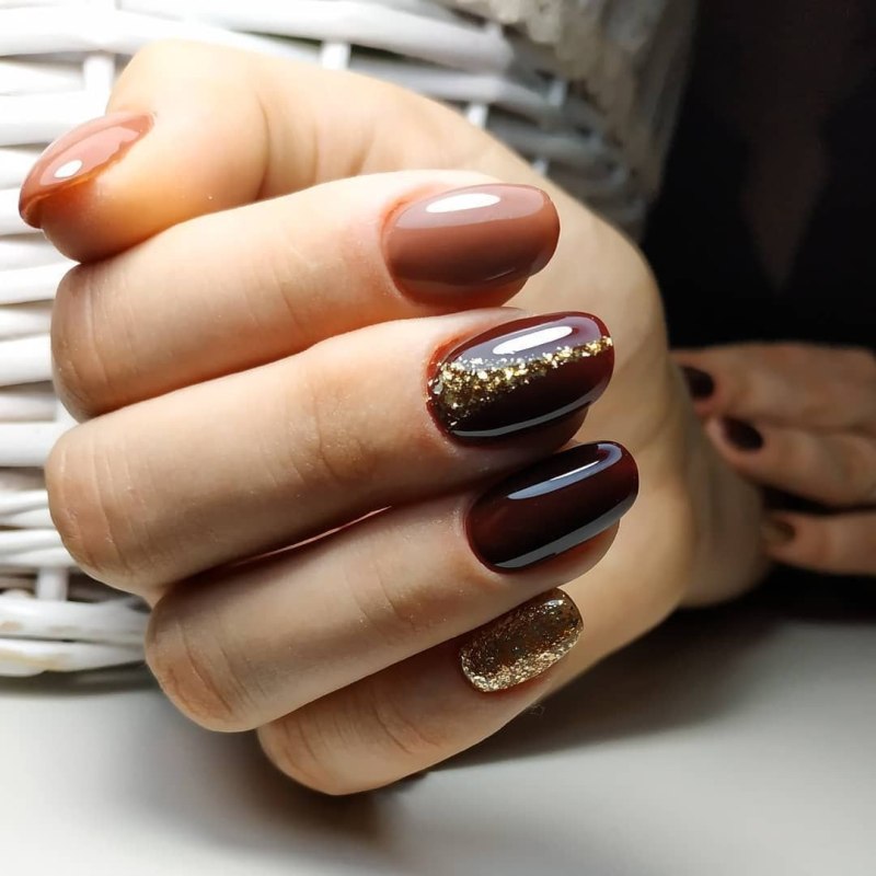Маникюр френч коричневый с золотом