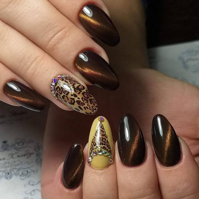 Коричневый маникюр с фольгой