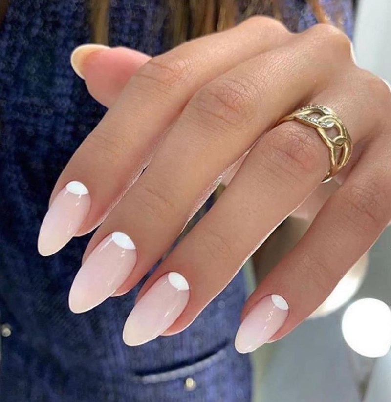 Стильный маникюр на миндалевидные ногти