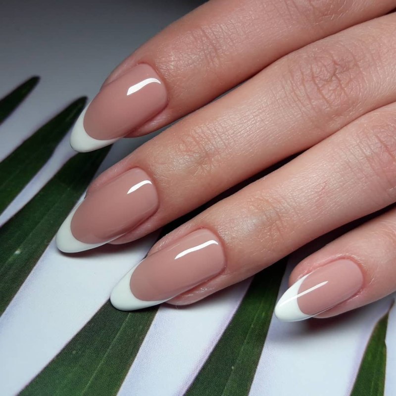 Маникюр френч классический миндаль