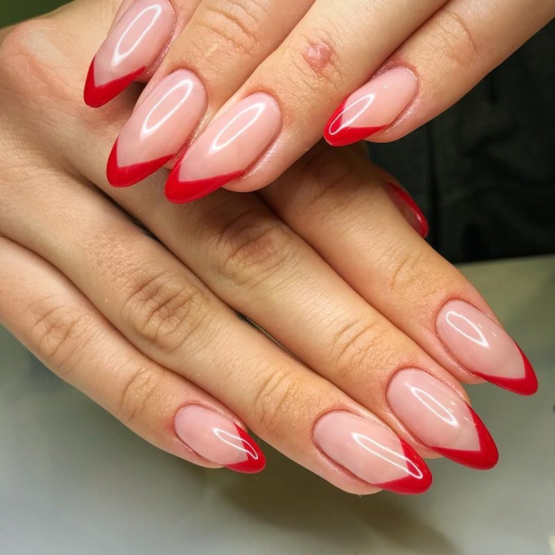Красный френч на миндалевидных ногтях 2021