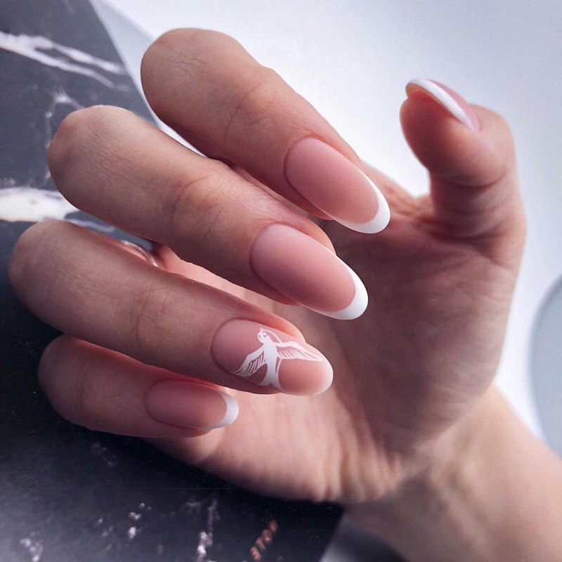 Необычный френч на миндалевидных ногтях