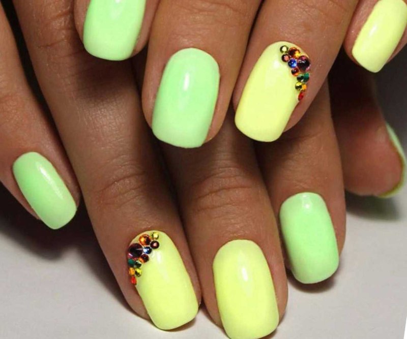 Салатовые ногти