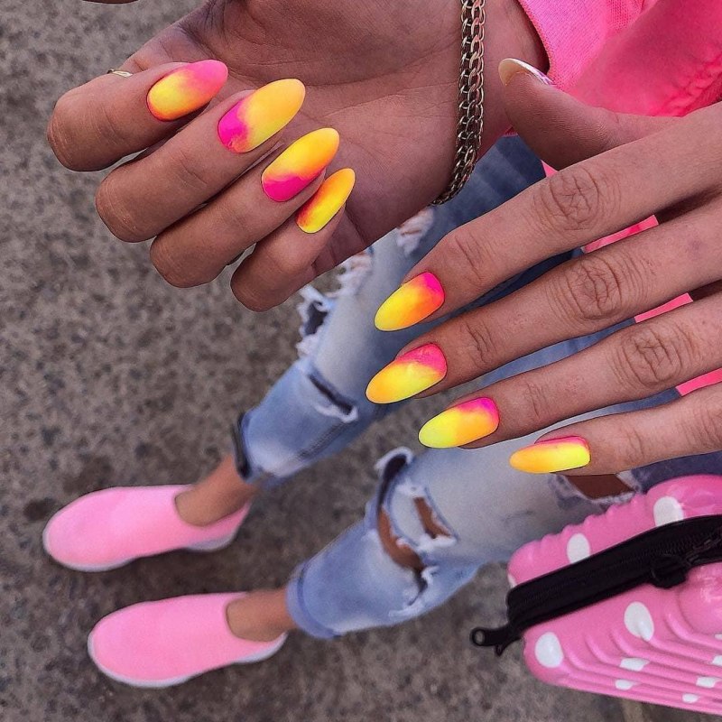 Яркий маникюр