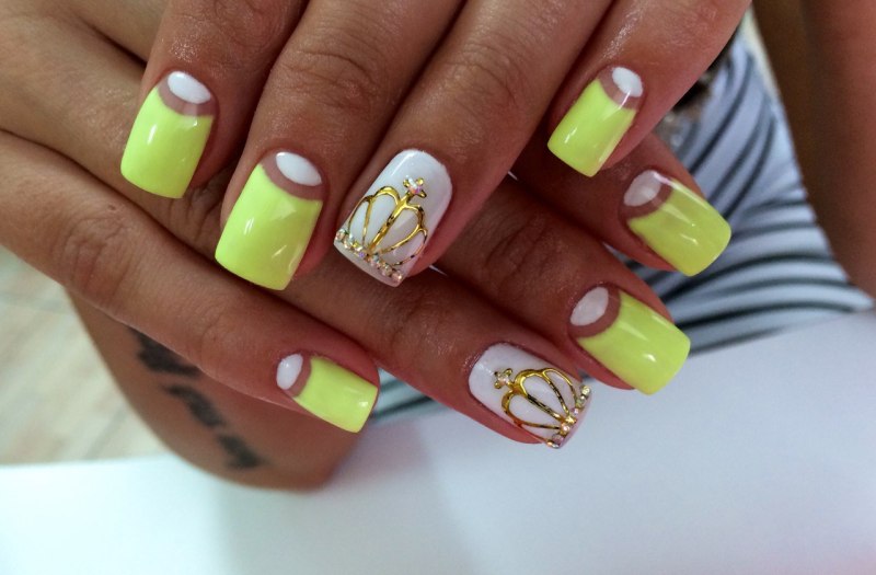 Яркий маникюр