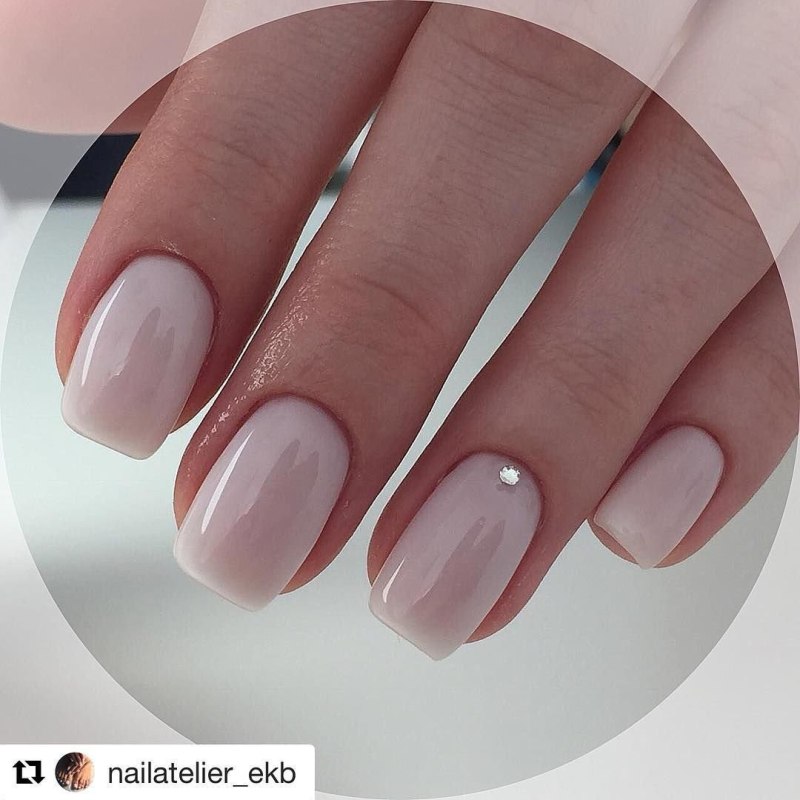 Полупрозрачный нюдовый маникюр гель лак