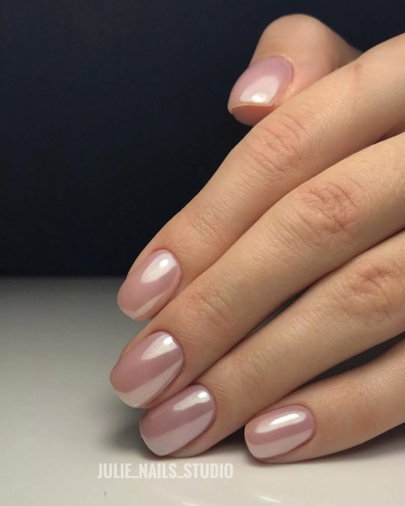 Молочный маникюр на короткие ногти