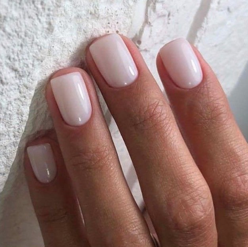 Белый прозрачный маникюр