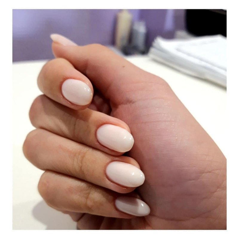 Молочный маникюр