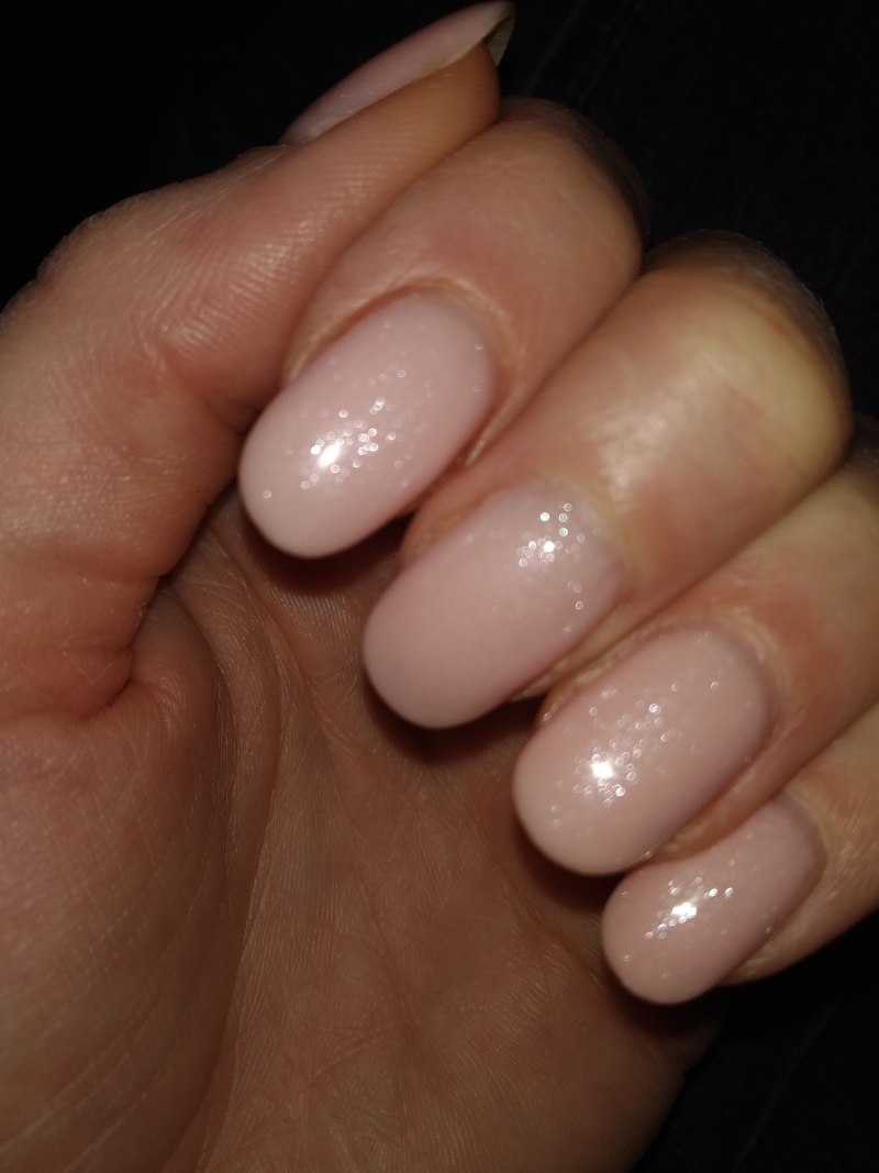 Молочный маникюр