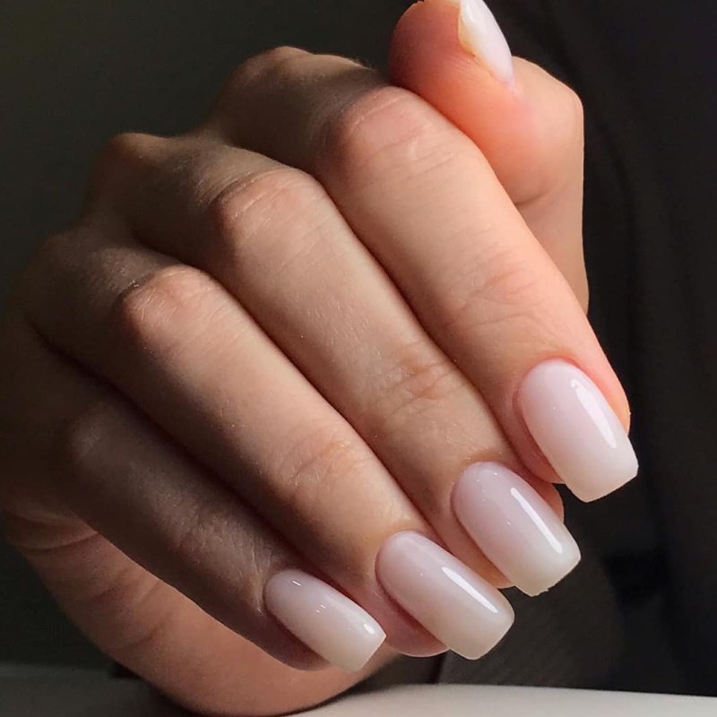 Ногти молочного цвета