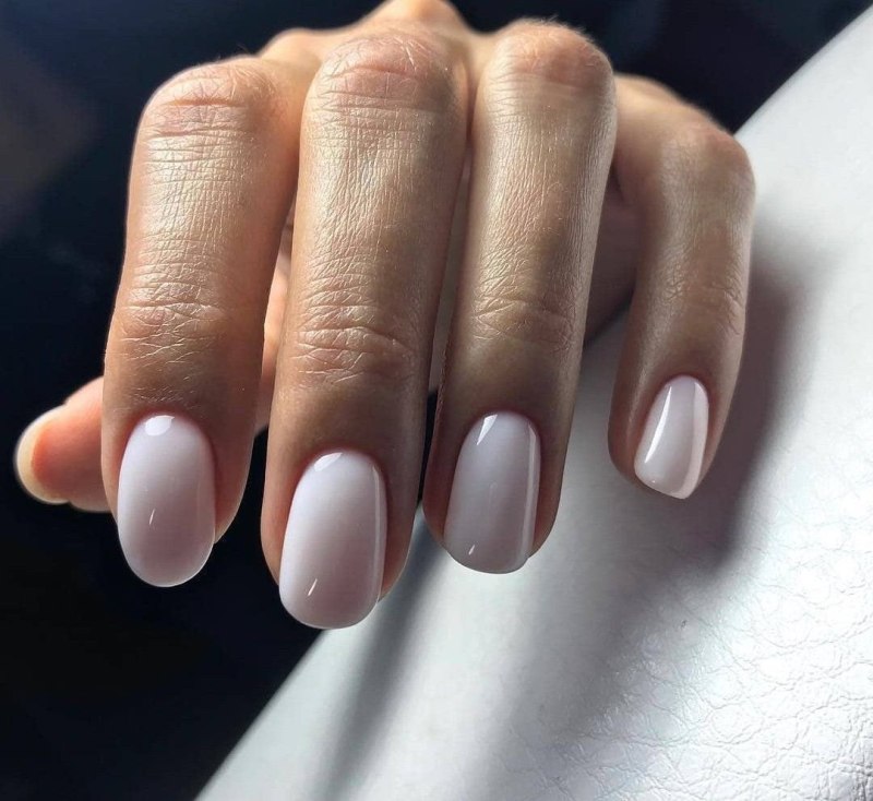 Молочный маникюр