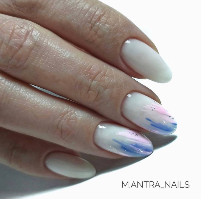 Молочный нюдовый маникюр миндаль