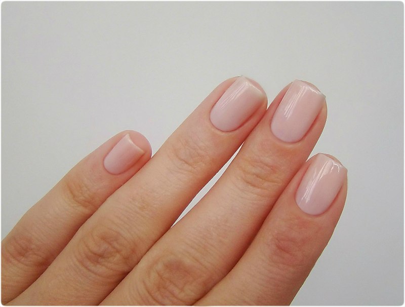 Маникюр с бесцветным покрытием на короткие ногти