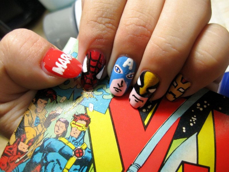 Маникюр в стиле Мстителей