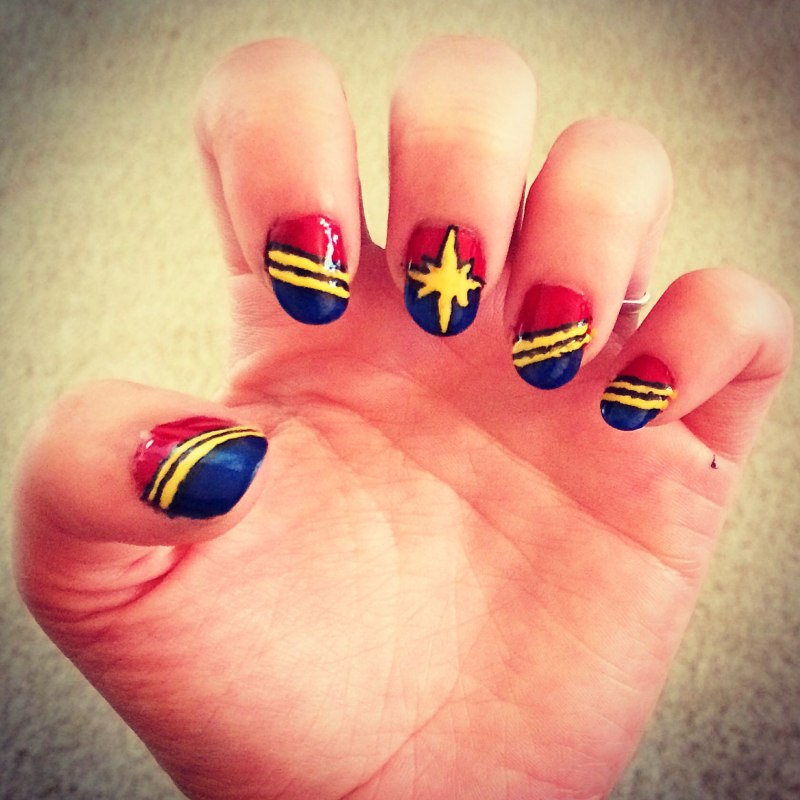 Идеи маникюра с логотипом Марвел