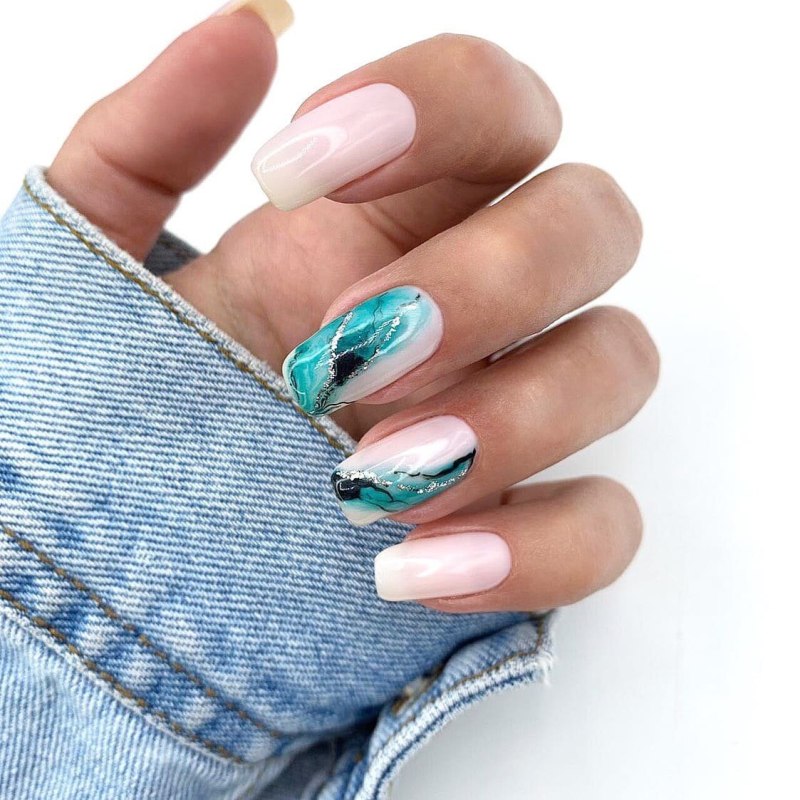 Яркий мраморный маникюр