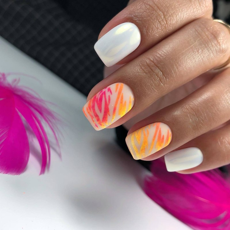 Ногти с яркими разводами