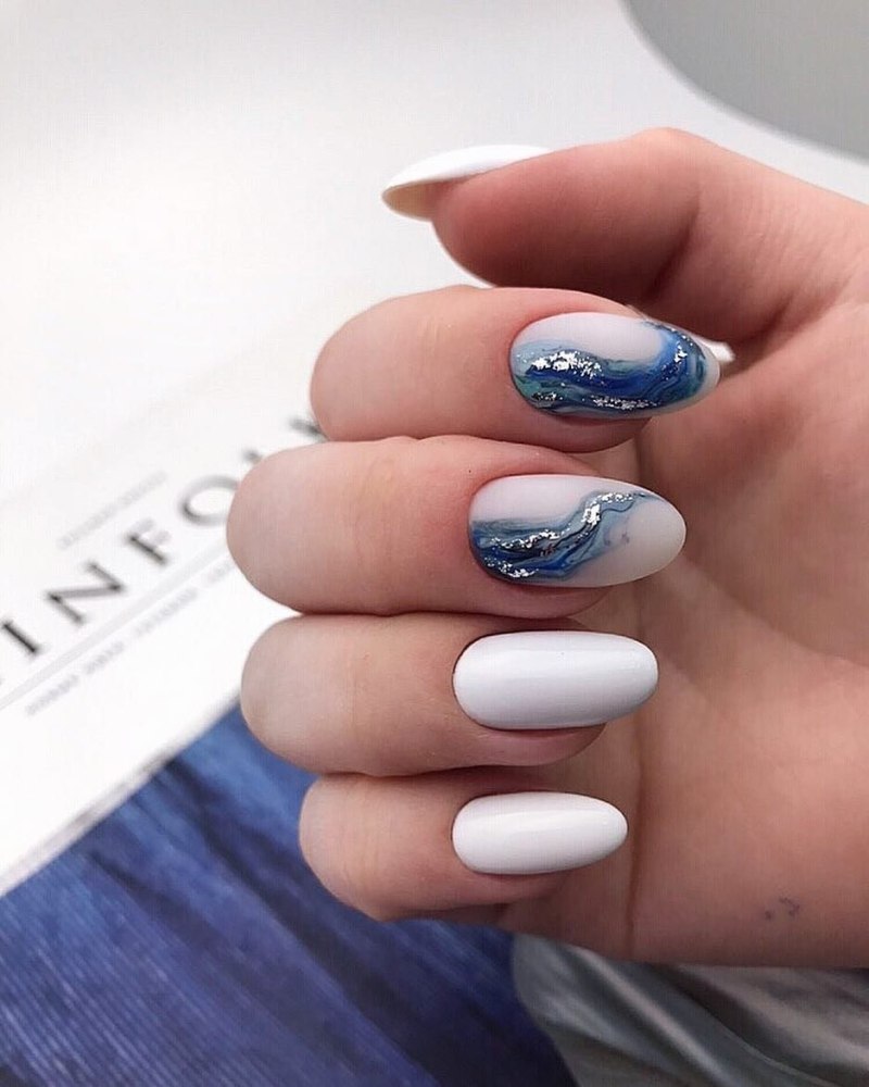Маникюр белый мраморный 2022