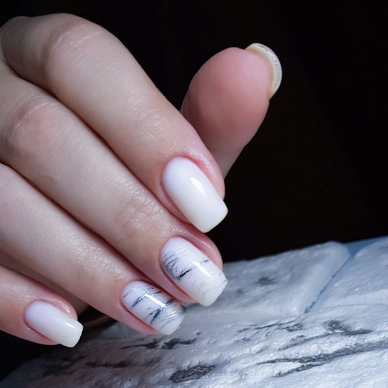 Маникюр розовый геометрия