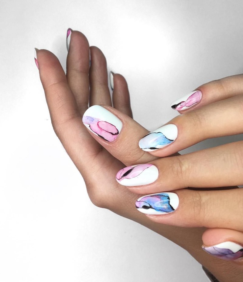 Синий маникюр с волнами