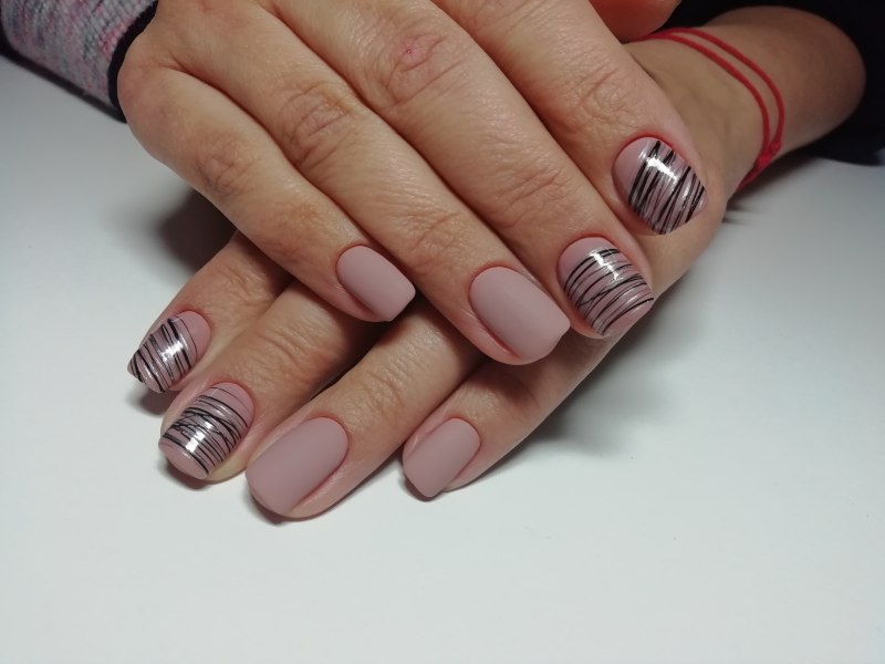 Маникюр с геометрическими фигурами