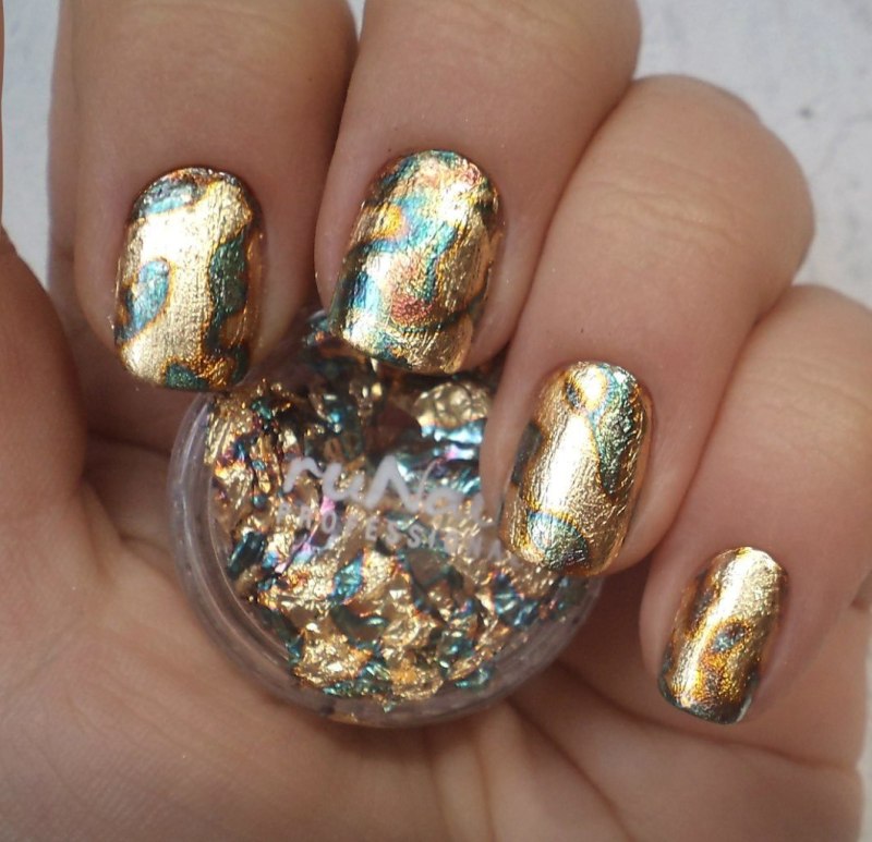 Белый маникюр с поталью 2022