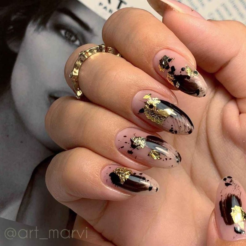 Маникюр чёрный с золотом
